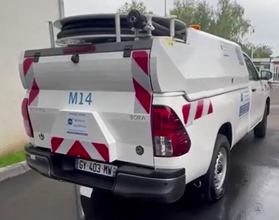 Curage de réseaux en utilisant un hydrocureur compact monté sur un véhicule sur la région parisienne