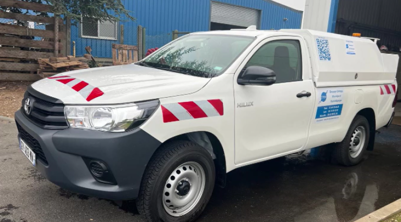 Curage de réseaux en utilisant un hydrocureur compact monté sur un véhicule sur la région parisienne